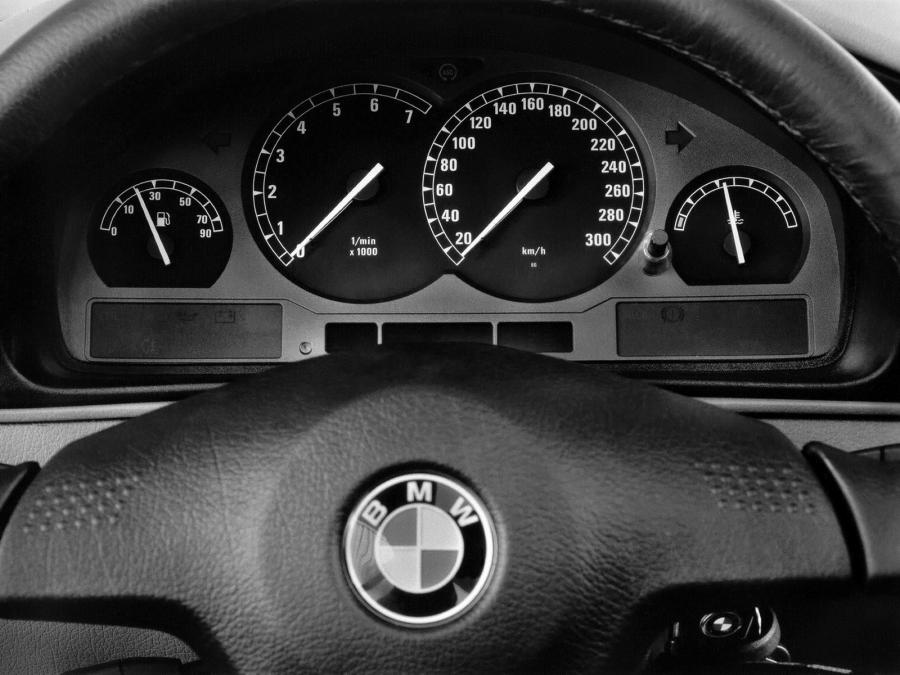  BMW 850i 1989 года  (фото 19 из 27)